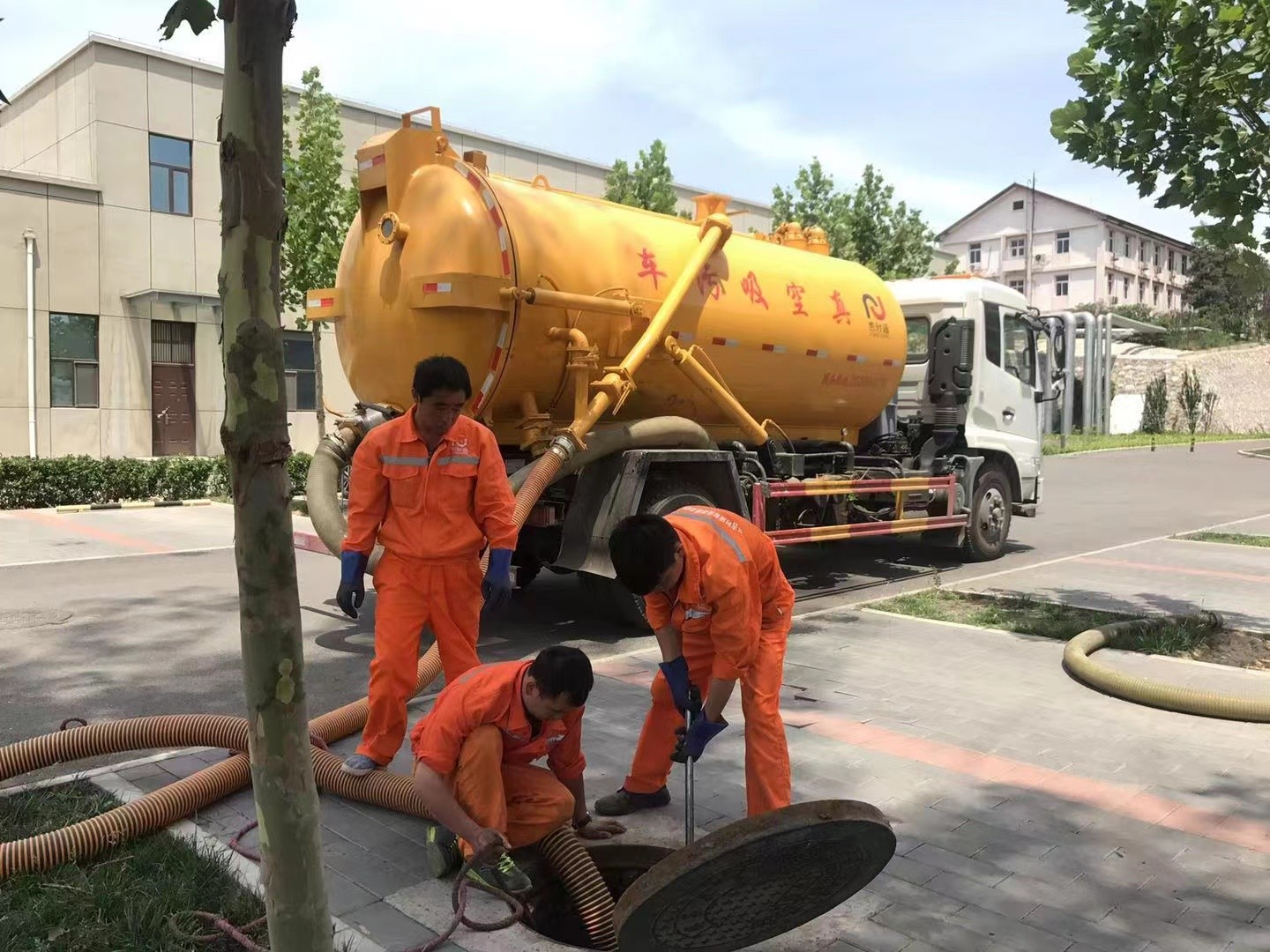 四方管道疏通车停在窨井附近