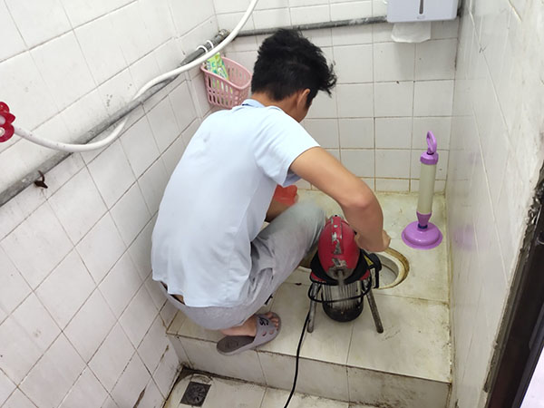 四方管道堵塞冒臭气 专业师傅现场解决问题