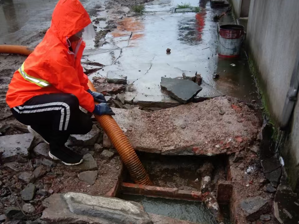 四方专业清理污水池 炜誉市政以规范流程守护城市 “肠道”