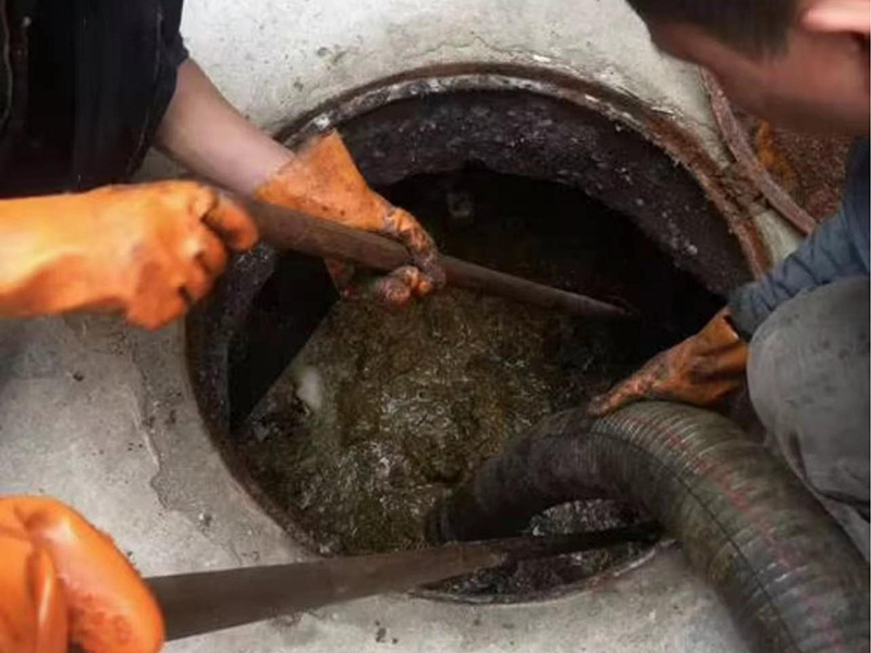 四方清理化粪池时如何避免沼气的危害?